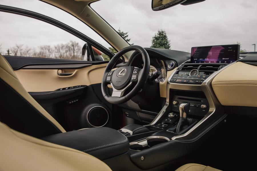 Интерьер Lexus NX300h 2017 года  (NA) (фото 14 из 15)